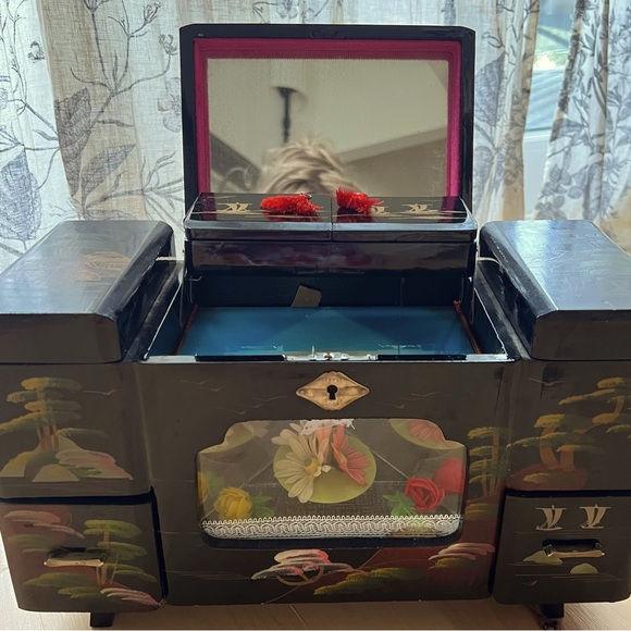 Jewelry - 🎄Vintage jewelry box black lacquered